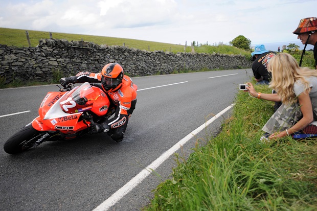 Current Duke Road Race Rankings title holder Ryan Farquhar in action at the 2010 Isle of Man TT (Pacemaker Press International)